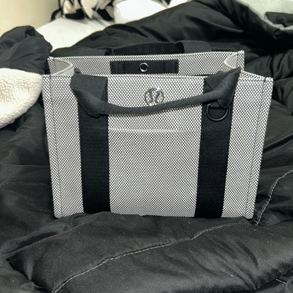 Lululemon two toned tote